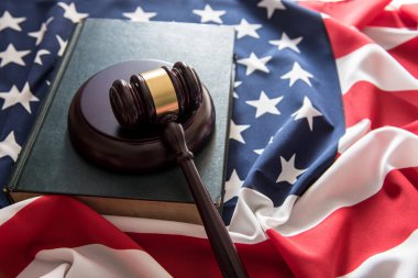 tokmak adalet çekiç ve kitap ABD bayrağı arka plan