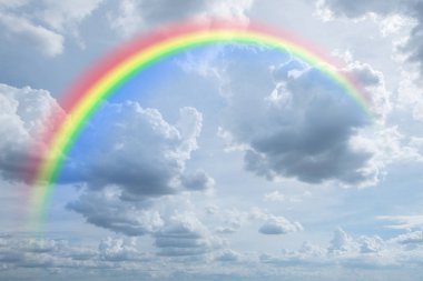 arka plan için bulutlu gökyüzünde gökkuşağı