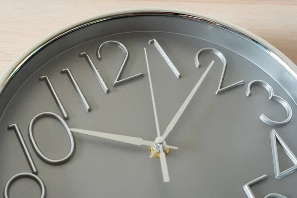 Horloge sur table en bois, fermée — Photo