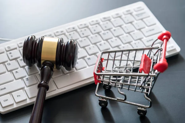 Teclado do computador, carrinho de compras e martelo de leilão em preto — Fotografia de Stock