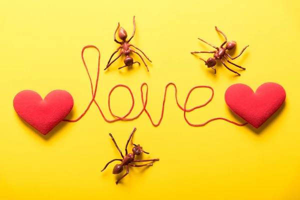 Dois coração vermelho e corda vermelha se conectar juntos em papel amarelo ba — Fotografia de Stock