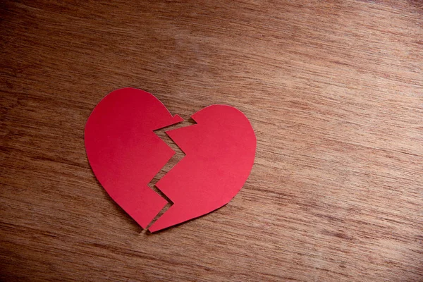 Papel vermelho coração partido no fundo de madeira, conceito de amor — Fotografia de Stock