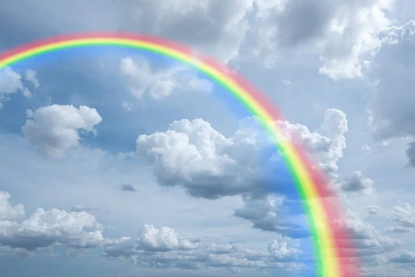 Regenbogen am bewölkten Himmel für Hintergrund — Stockfoto