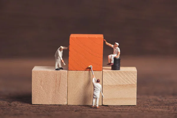 Miniature personnes travailleur peinture cube en bois bloc de construction, bois — Photo