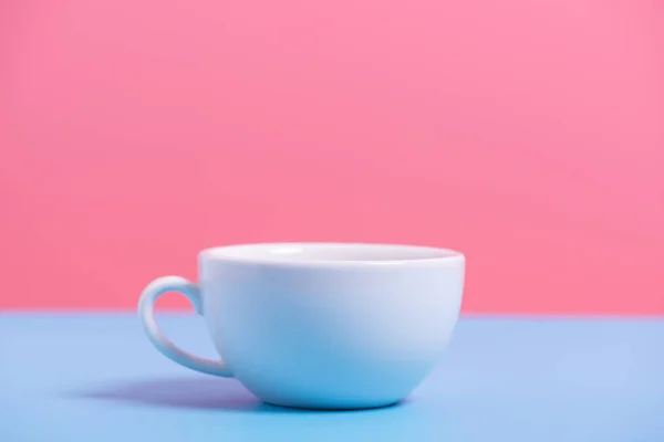 Witte koffie kopje op blauw en roze papier, minimale stijl backgrou — Stockfoto