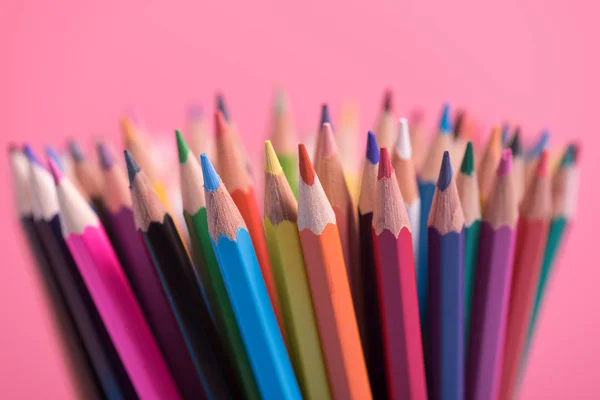 Lápis de cor sobre fundo rosa — Fotografia de Stock