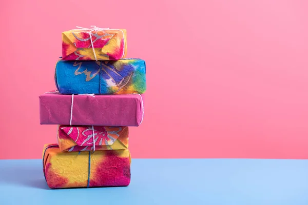 Stack av giftbox på blått och rosa papper, minimal stil ba — Stockfoto