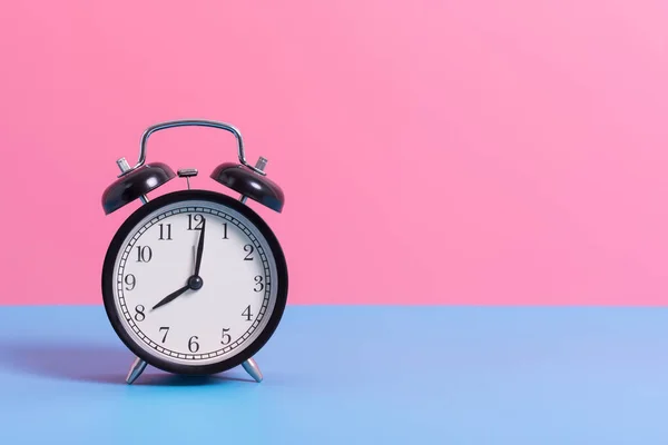 Despertador en papel azul y rosa, fondo de estilo mínimo —  Fotos de Stock