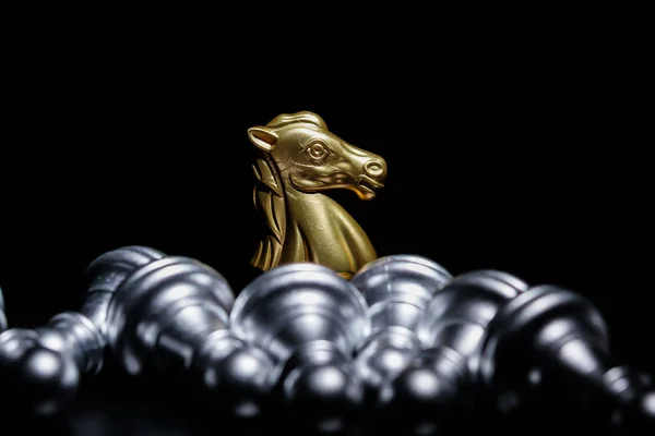 Złoto rycerz szachy na czarnym tle — Zdjęcie stockowe