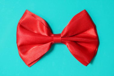 yeşil arka plan üzerinde kırmızı yay ite