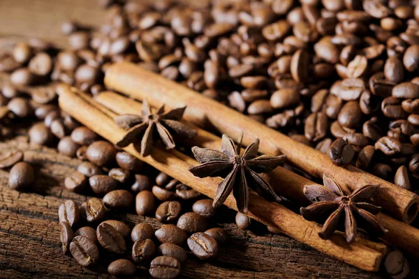 Roasted coffee beans on wooden table background — Stock Photo, Image