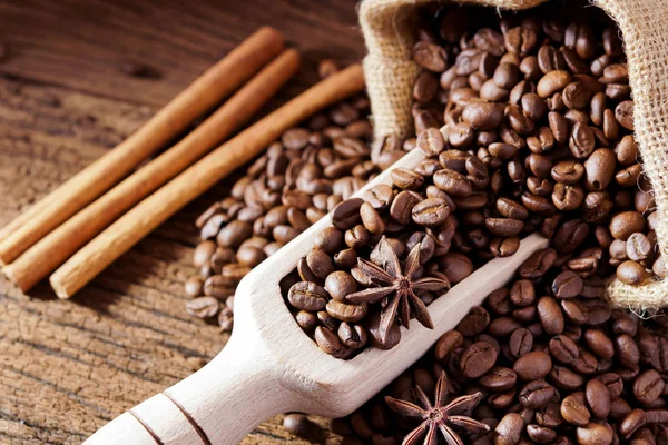 Geröstete Kaffeebohnen im Beutel und Kaffeebohnen herum — Stockfoto