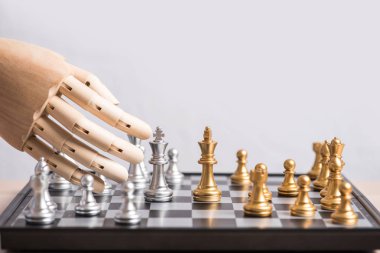 yapay insan el satranç tahtası oyunu, beyaz arka plan oynarken