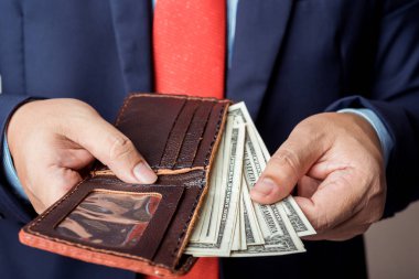 işadamı el pickup dolar para banknot cebinden