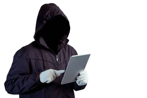 Przed hakerem z ciemną twarz trzymając tablet w dłoni izolat — Zdjęcie stockowe