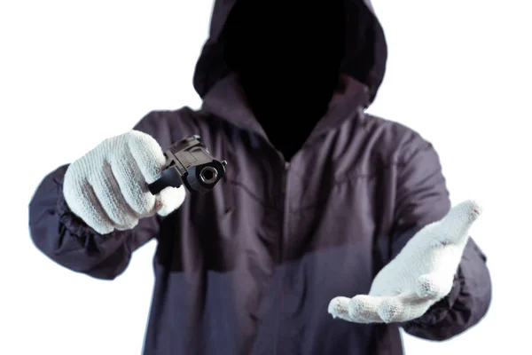 Przed hakerem z ciemną twarzą trzymając pistolet w ręku izolat — Zdjęcie stockowe