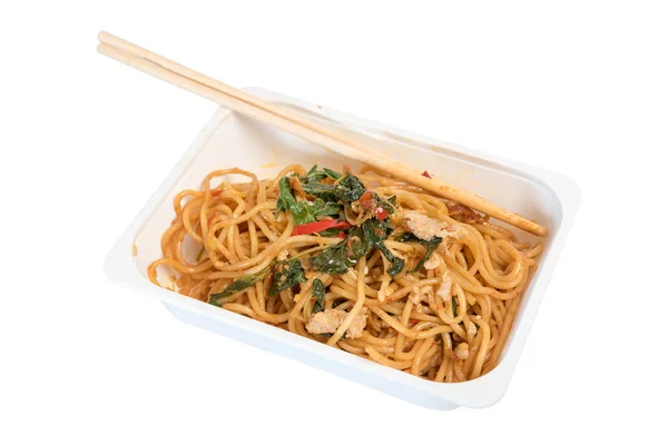 Wokad Spaghetti med ätpinnar i vit låda isolerad på w — Stockfoto