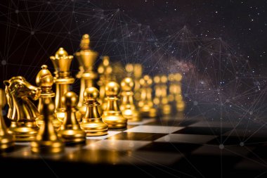bir satranç tahtası ve abstrac üzerinde altın satranç taşları çift pozlama
