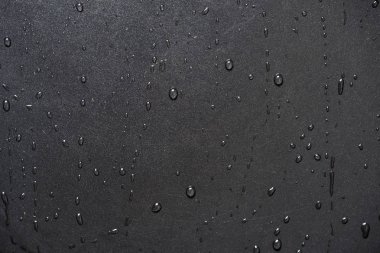 siyah yüzeyde su damlası