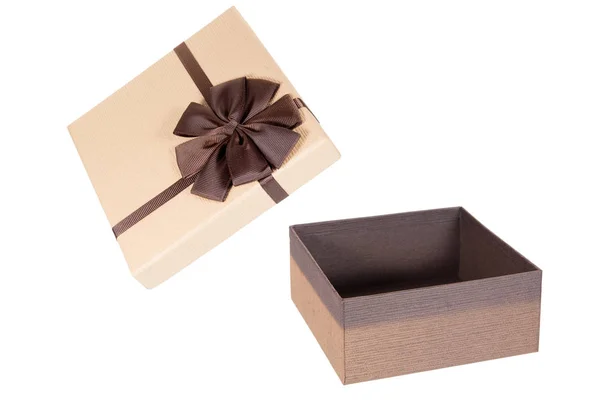 Open bruin giftbox geïsoleerd op witte achtergrond — Stockfoto
