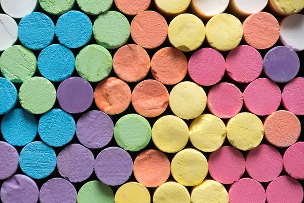 Filas de tiza multicolor pegan fondo — Foto de Stock