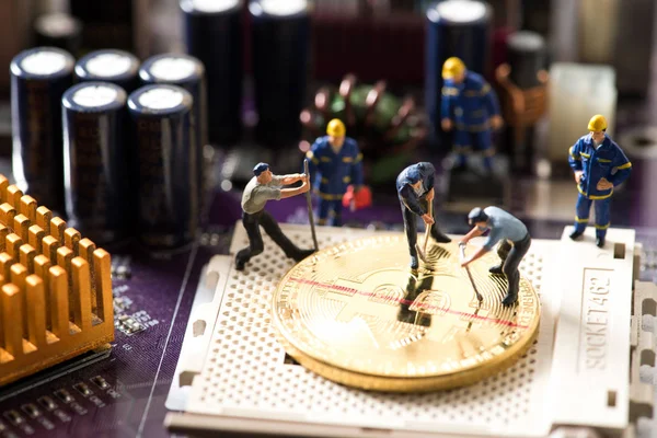 Trabajador en miniatura despertar en bitcoin, concepto de reducción a la mitad — Foto de Stock