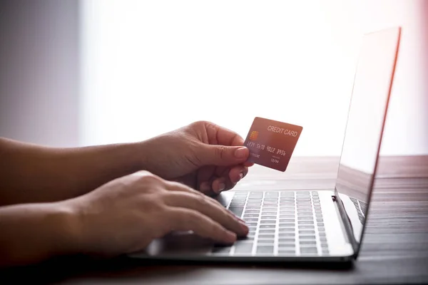 Mão Segurando Cartão Crédito Sobre Computador Portátil Conceito Compras Line — Fotografia de Stock