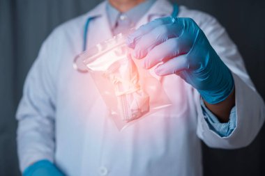 Coronavirus (COVID-19) için kullanılan yüz maskesi tamamen plastik torba içinde çöpe atılmaya hazır..