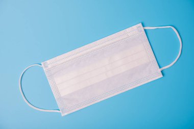 Mavi arkaplanda beyaz yüz maskesi