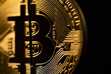 Şifreli para bitcoin 'ini kapatmış ve siyah arka planda izler bırakmış. Bitcoin yarılama konsepti