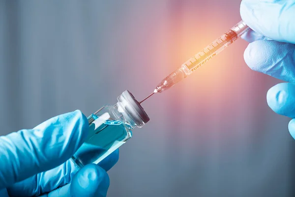 Médico Ciência Mão Segurando Frasco Azul Vacina — Fotografia de Stock