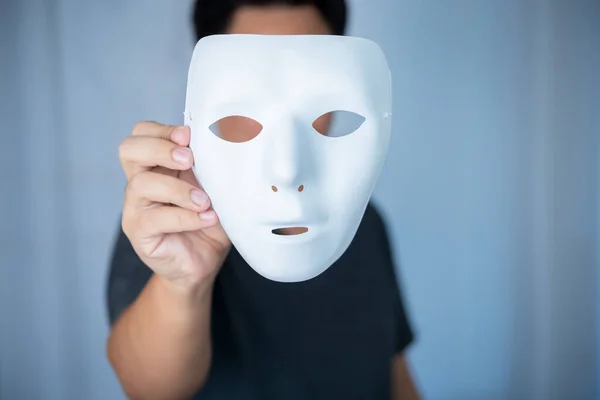 Mão Segurando Máscara Branca Não Identificada Para Falsificar Esconder Outros — Fotografia de Stock