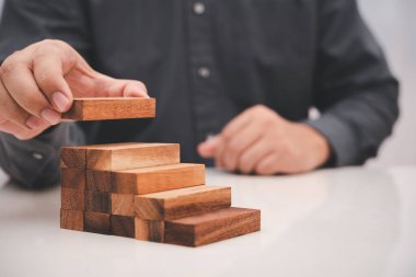 İş adamı odun yığınını dolduruyor..