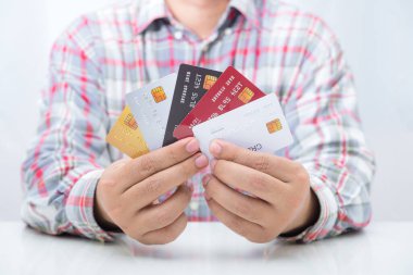 İşçi eli birçok renk kredi kartı taşıyor..