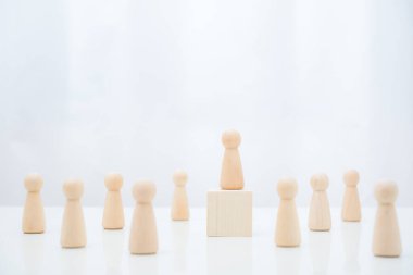 Tahta küp kürsüsündeki kalabalıktan iyi bir işçi.