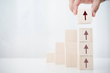 Elle inşa edilen odun kübü yığını