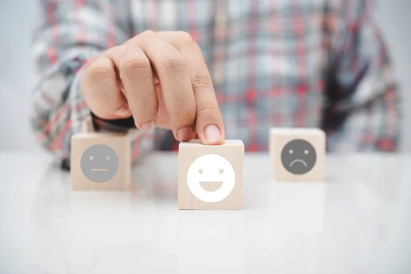 Arbeiter heben den Smiley-Holzwürfelblock auf — Stockbild Arbeiter Heben Den Smiley Holzwürfelblock Auf — Stockfoto