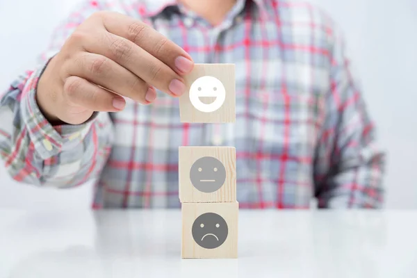 Mano Lavoratore Raccogliere Smiley Legno Cubo Blocco — Foto Stock