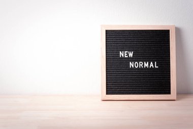 Siyah keçeli mektup panosunda yeni normal beyaz metin