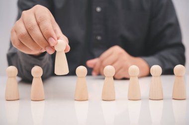 İş adamı geçmişi olan ahşap küplü insanlar, liderliği ve iş konseptini destekleyin.