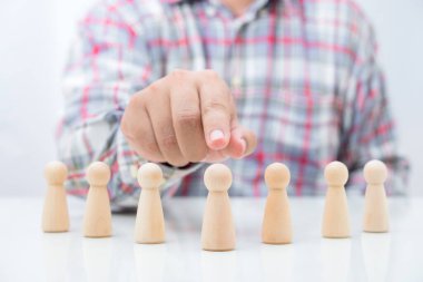 İşçi geçmişi olan ahşap küplü insanlar, liderliği ve iş konseptini destekleyin.