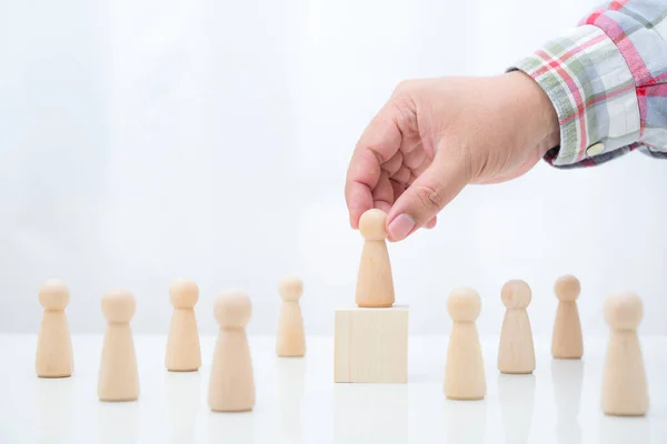 Mano Mettere Selezionato Buon Lavoratore Dalla Folla Sul Podio Cubo — Foto Stock