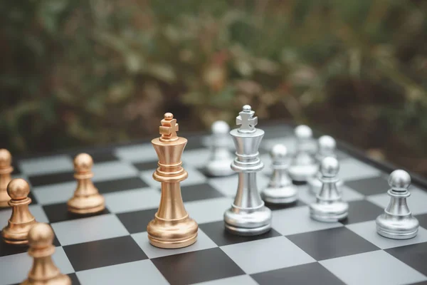 Золото Проти Срібних Шахових Фігур Шаховій Дошці Концепція Бізнес Стратегії — стокове фото
