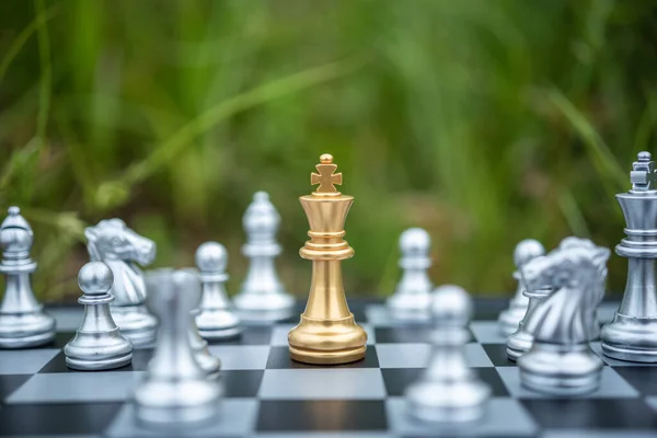 Золоті Шахи Оточені Низкою Срібних Шахових Фігур Концепція Бізнес Стратегії — стокове фото