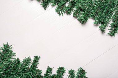 Yapay Noel ağacı yaprağı beyaz ahşap arka planda dekore edilir
