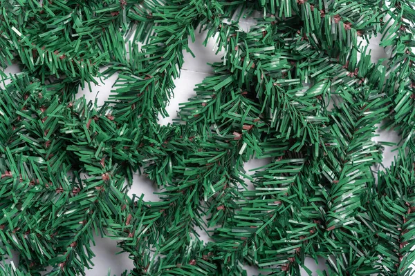 Штучний Різдвяний Лист Прикрашений Білому Дерев Яному Фоні — стокове фото