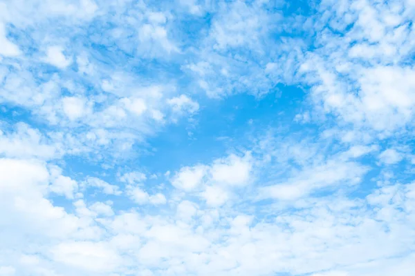 Arkaplan Için Mavi Gökyüzünde Beyaz Bulutlar — Stok fotoğraf