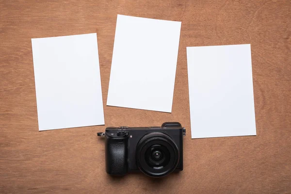 Bingkai Foto Kosong Dengan Kamera Latar Belakang Kayu Coklat — Stok Foto