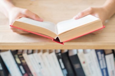 genç bir kitap okuma