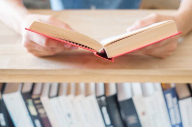 genç bir kitap okuma